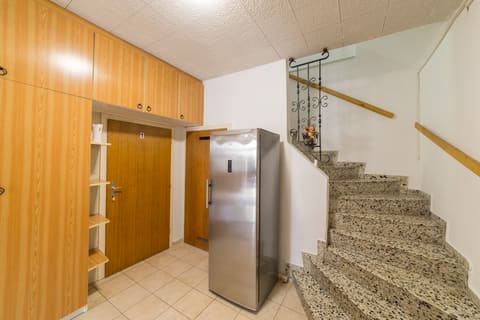 Vorraum mit Kühlschrank und Stiege