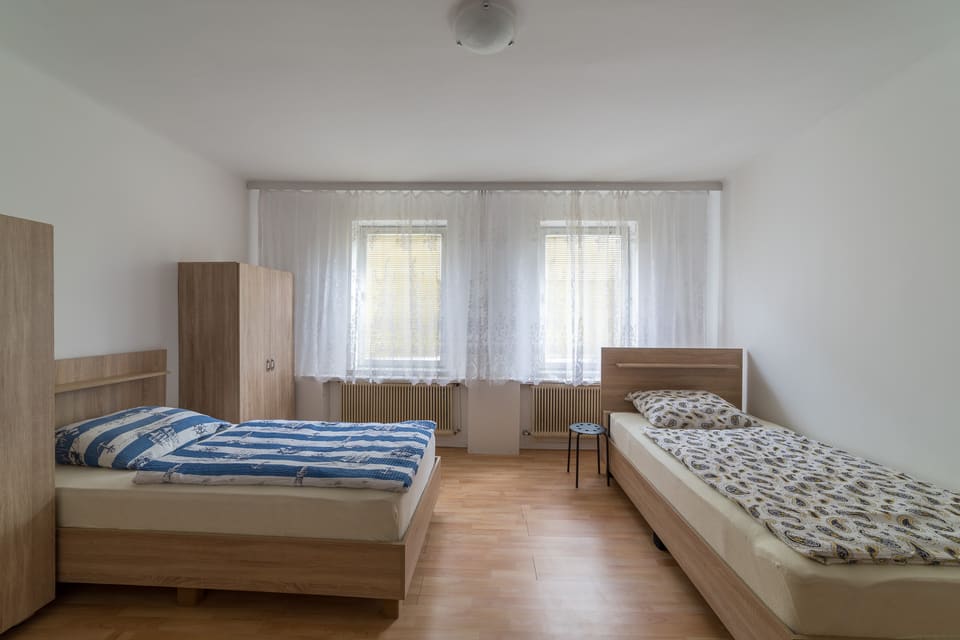 Zimmer mit zwei Einzelbetten