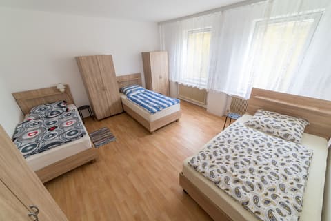 Zimmer mit zwei Einzelbetten