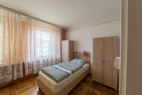 Zimmer mit Einzelbett und Kasten