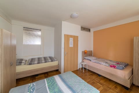 Zimmer mit zwei Einzelbetten