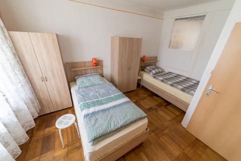 Zimmer mit zwei Einzelbetten